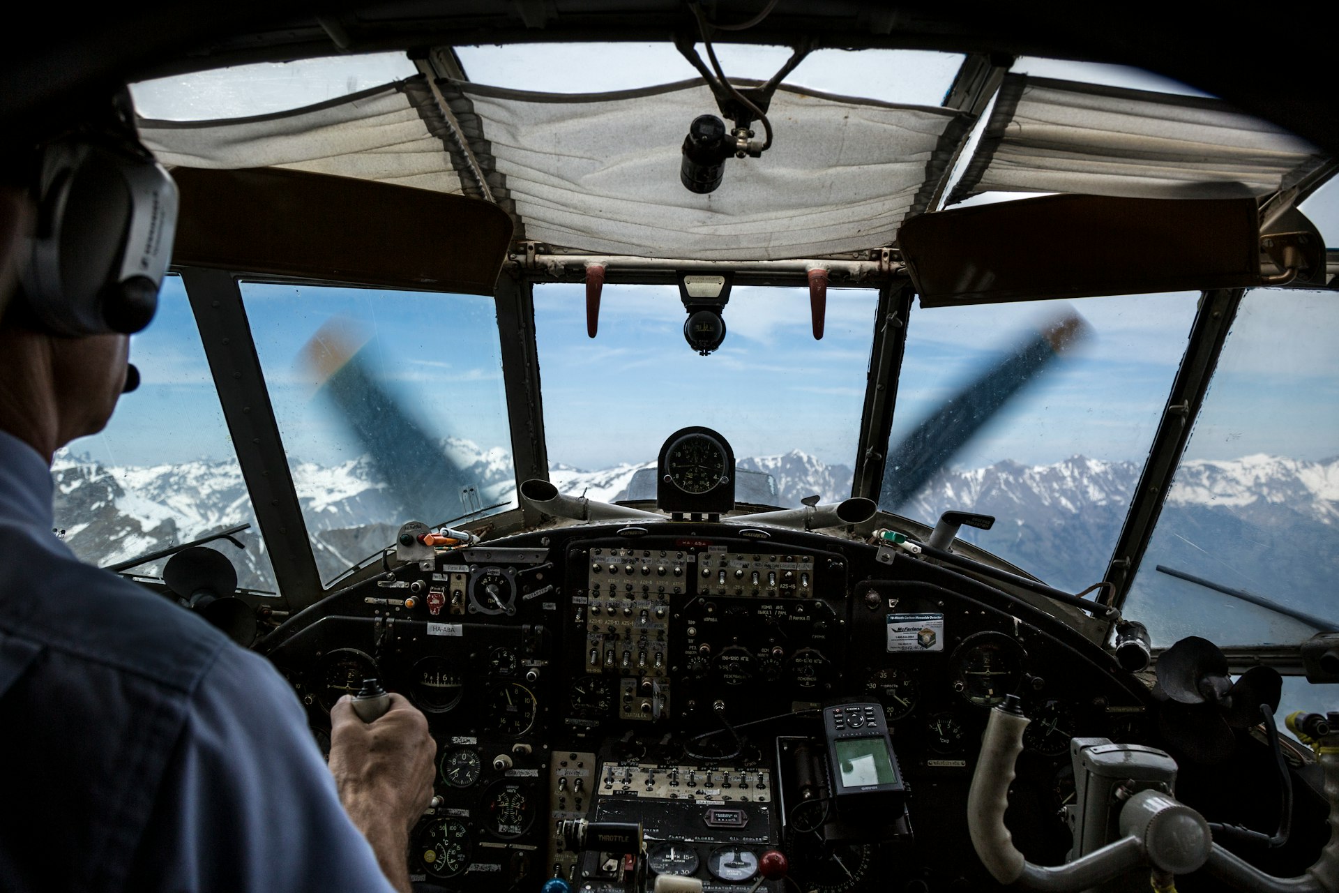 pilote conduisant un avion pendant la journée