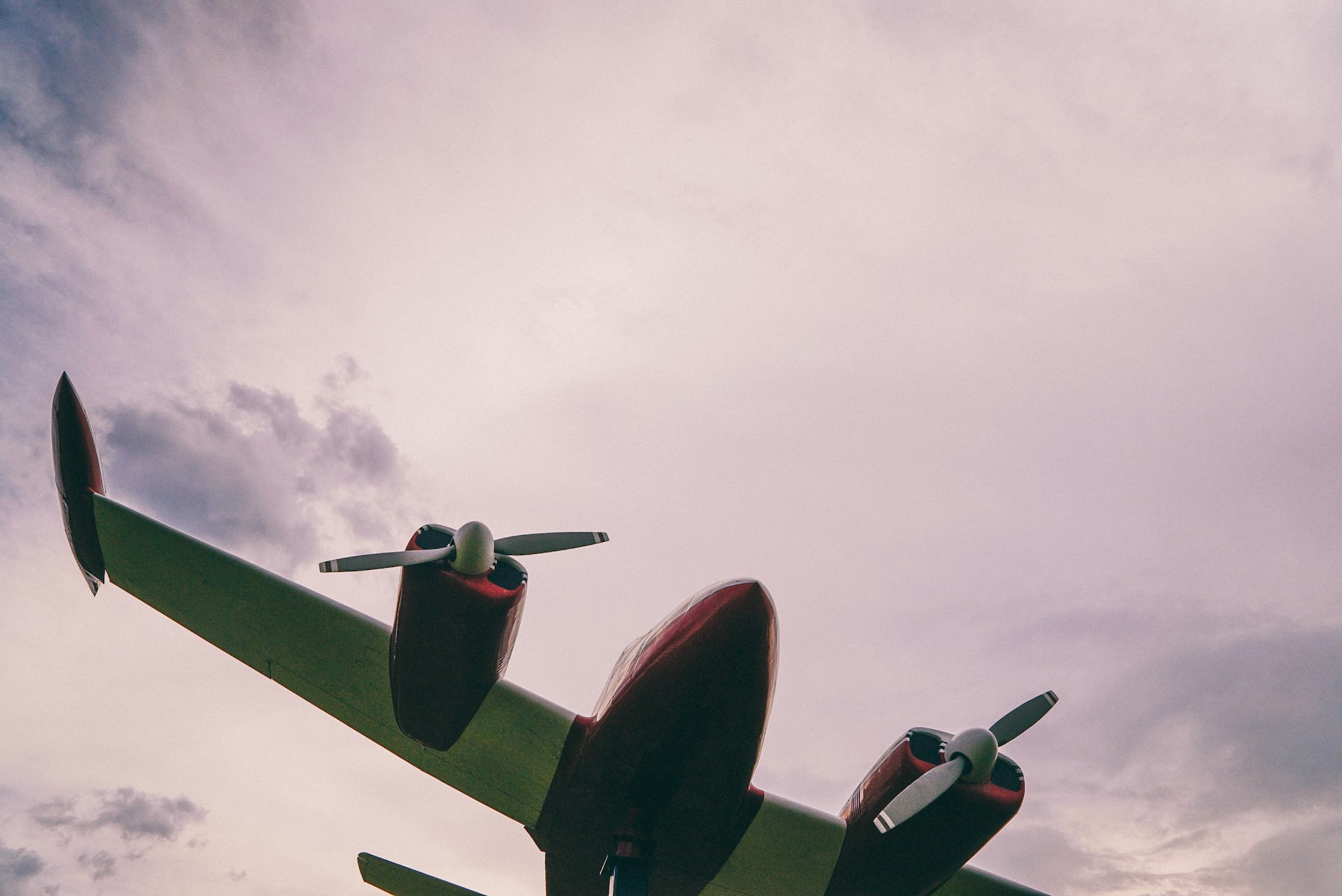 photographie en contre-plongée d'un avion