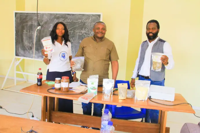 Madame Susanne, membre de Reneco/entrepreneur des produits locaux, Prof. Michel Bisa Kibul, IGSC  et Prof. Zeka, VDR/Polytechnique UNILU.