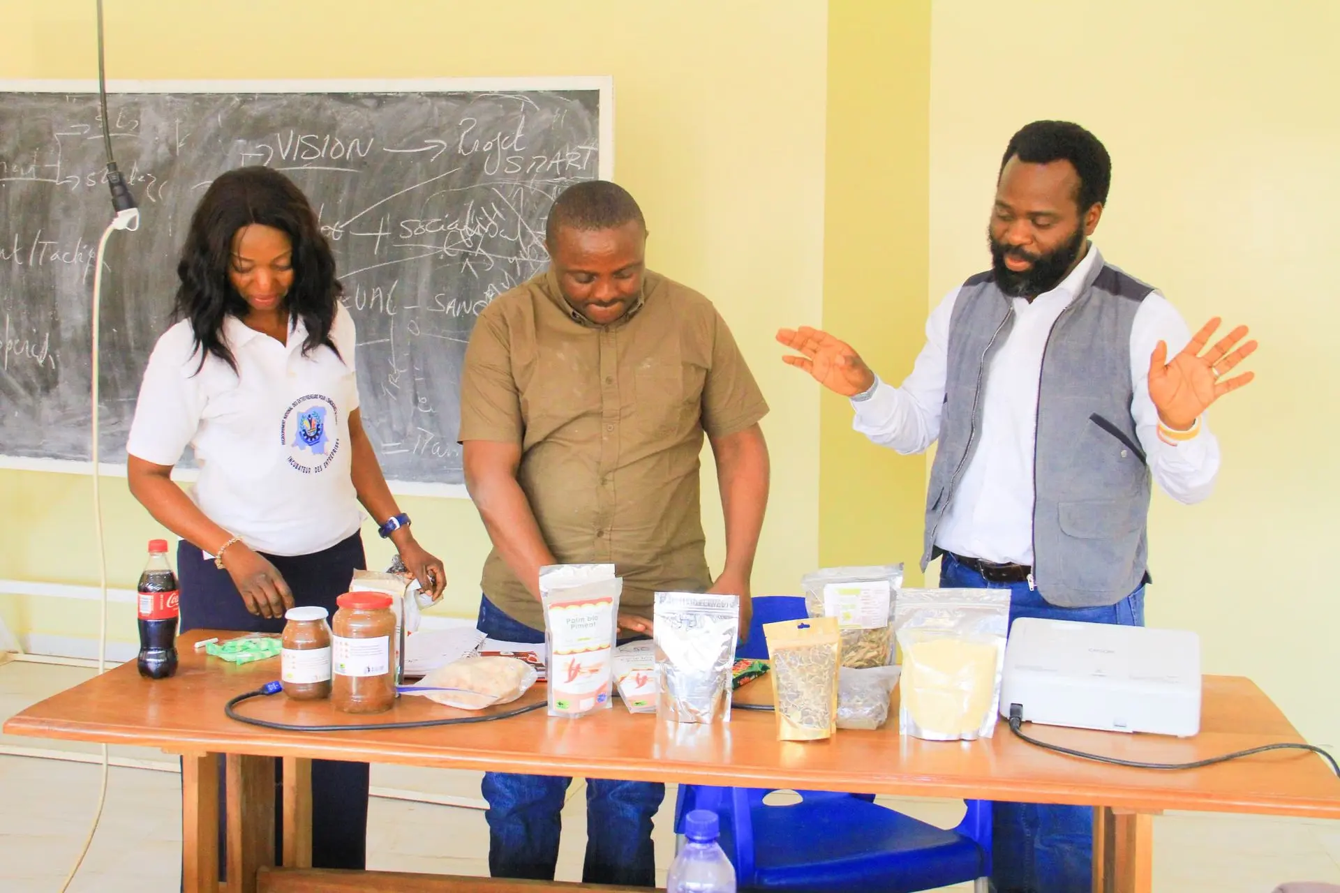 Madame Susanne, membre de Reneco/entrepreneur des produits locaux, Prof. Michel Bisa Kibul, IGSC  et Prof. Zeka, VDR/Polytechnique UNILU.